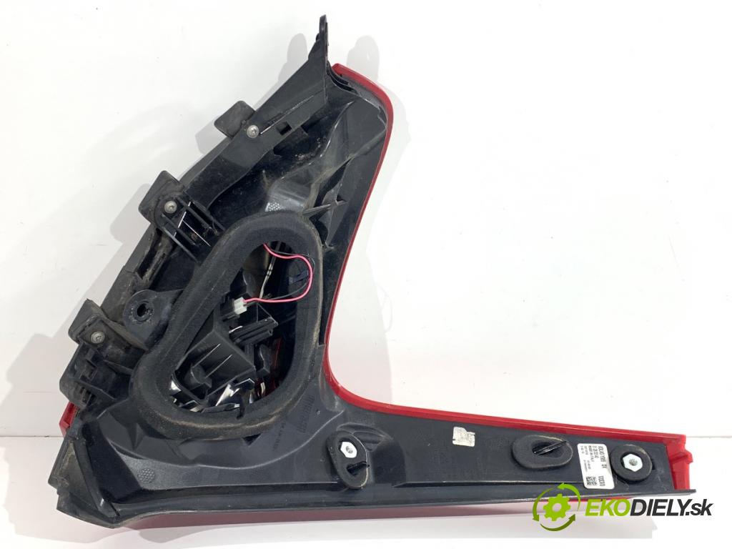 VOLVO V40 liftback 2012 84 kW D2 1560 světlo pravý zadní část 31283340