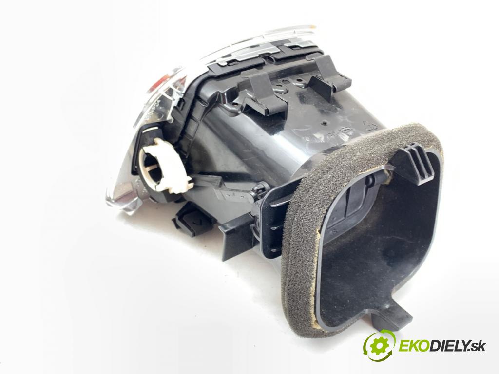 VOLVO V40 liftback 2012 84 kW D2 1560 mří topení levý přední část 30791697