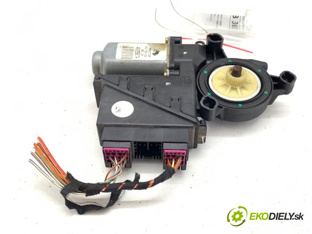 SKODA FABIA I liftback 2002 44 kW 1.4 1397 motor sťahovaní okna levý přední část 6Q1959801