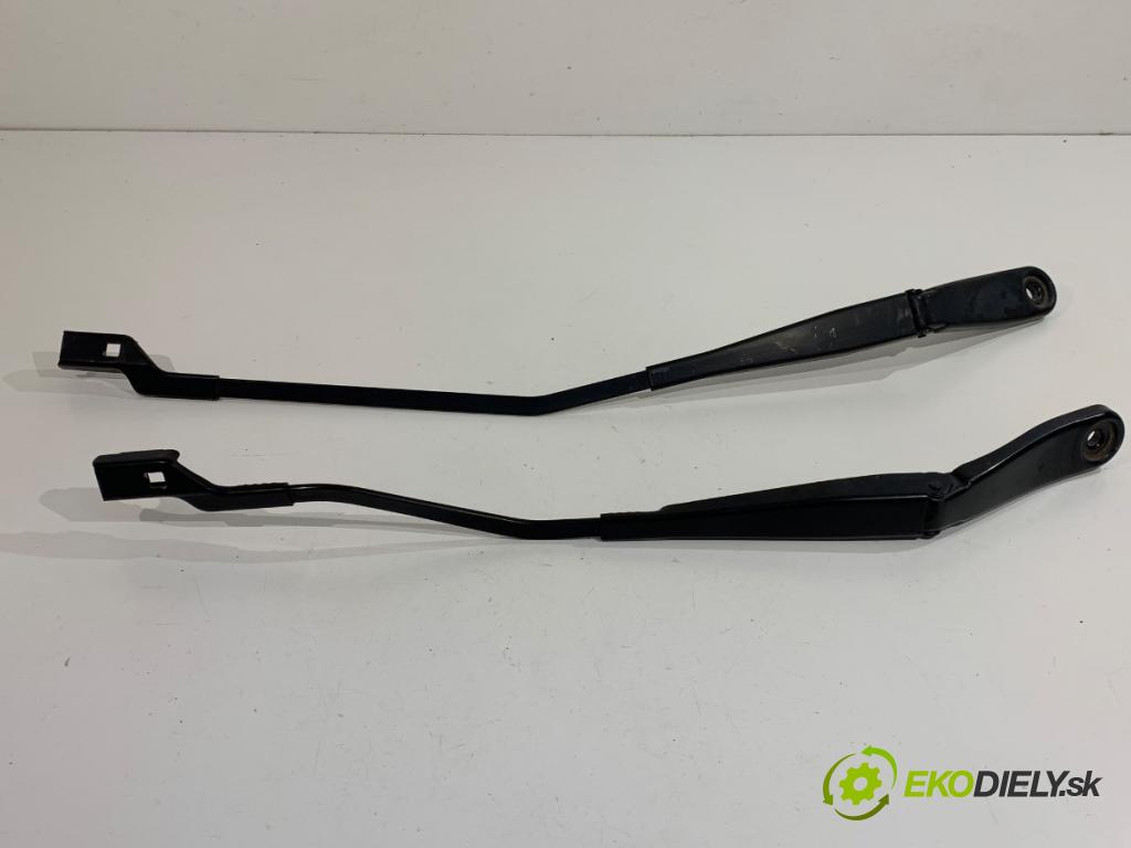 VOLVO V40 liftback 2012 84 kW D2 1560 Rameno stierače predný 30753526