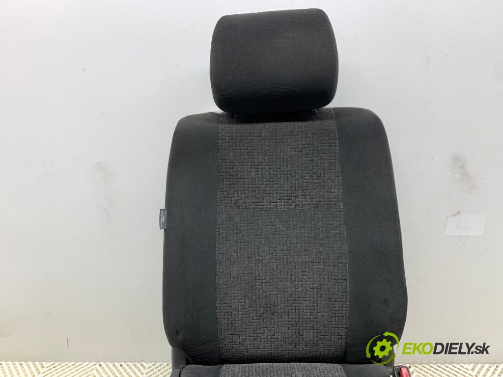 TOYOTA LAND CRUISER J12 samochód terenowy zamknięty 2005 120 kW 3.0 D-4D (KDJ120, KDJ125) 2982 sedadlo pravý přední část