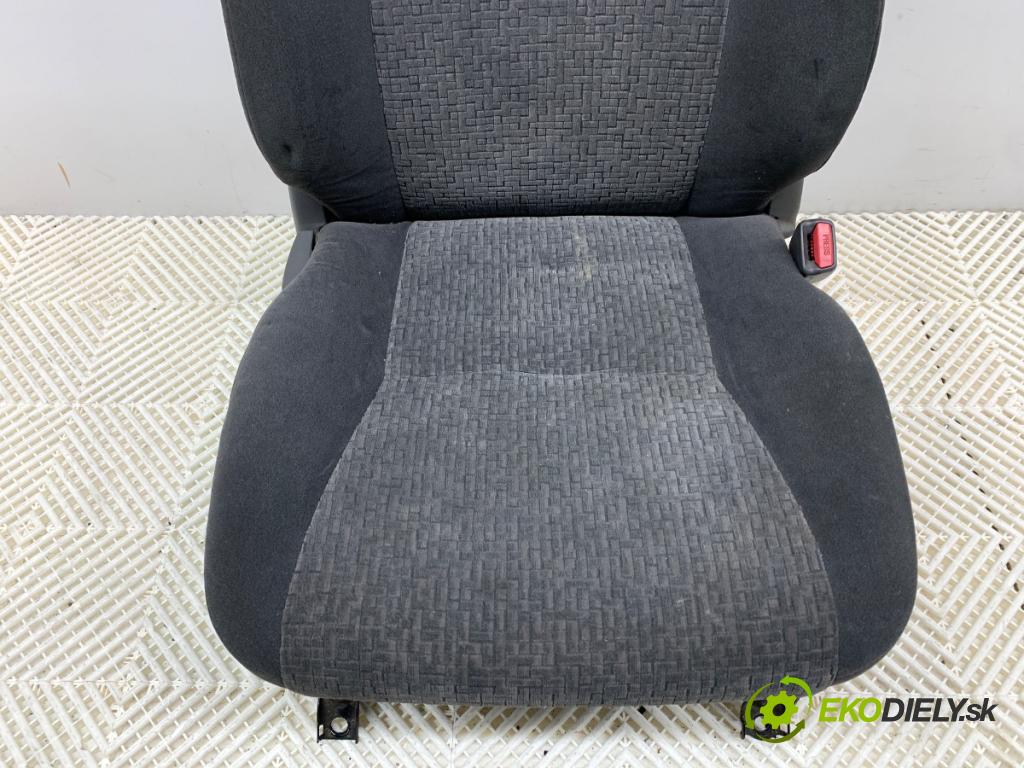 TOYOTA LAND CRUISER J12 samochód terenowy zamknięty 2005 120 kW 3.0 D-4D (KDJ120, KDJ125) 2982 sedadlo pravý přední část