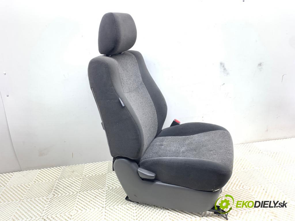 TOYOTA LAND CRUISER J12 samochód terenowy zamknięty 2005 120 kW 3.0 D-4D (KDJ120, KDJ125) 2982 sedadlo pravý přední část