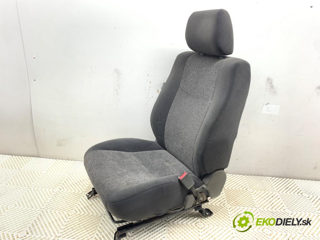 TOYOTA LAND CRUISER J12 samochód terenowy zamknięty 2005 120 kW 3.0 D-4D (KDJ120, KDJ125) 2982 sedadlo pravý přední část