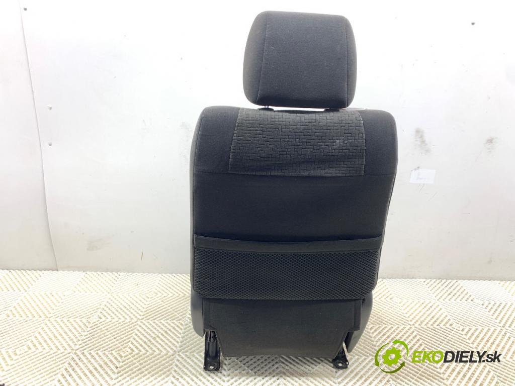 TOYOTA LAND CRUISER J12 samochód terenowy zamknięty 2005 120 kW 3.0 D-4D (KDJ120, KDJ125) 2982 sedadlo pravý přední část