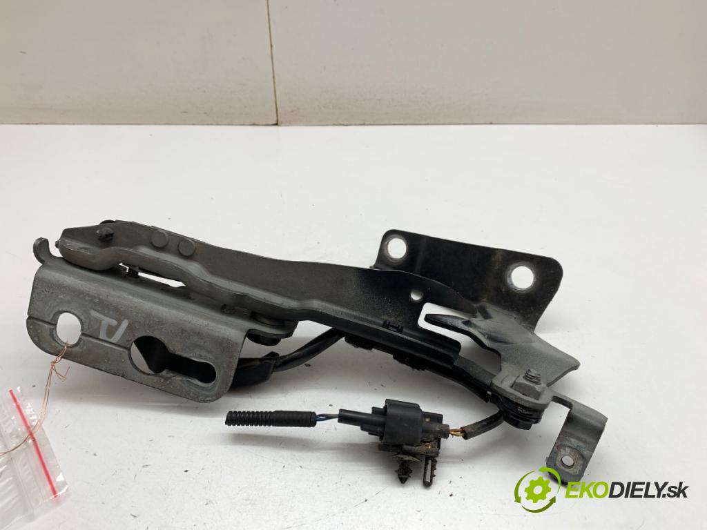 VOLVO V40 liftback 2012 84 kW D2 1560 závěs kapoty pravý přední část 