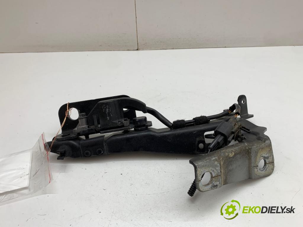 VOLVO V40 liftback 2012 84 kW D2 1560 závěs kapoty pravý přední část