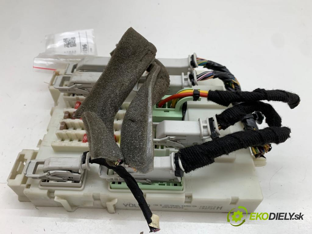 VOLVO V40 liftback 2012 84 kW D2 1560 Modul BSI 31296059 (Poistková skrinka)