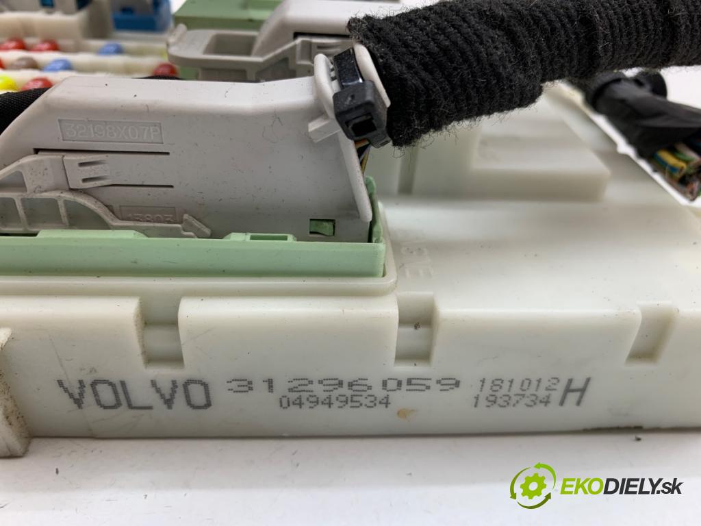 VOLVO V40 liftback 2012 84 kW D2 1560 Modul BSI 31296059 (Poistková skrinka)