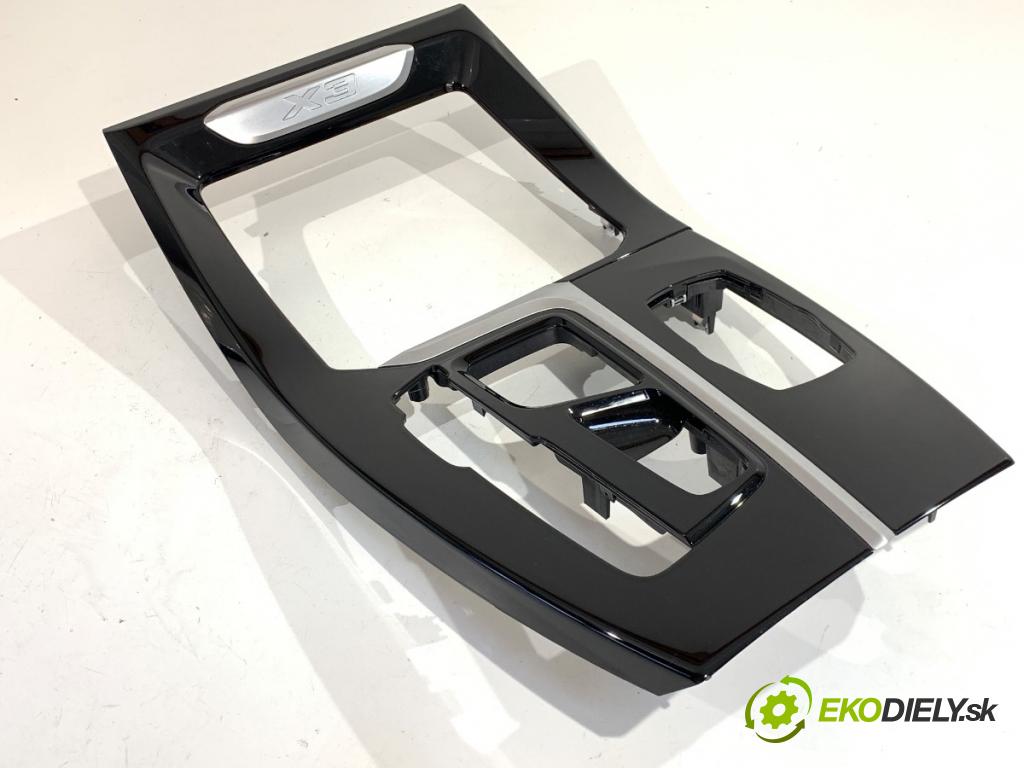 BMW G01 SUV 2020 135 kW xDrive 30 e Plug-in-Hybrid 1998 rámeček kryt 1111605