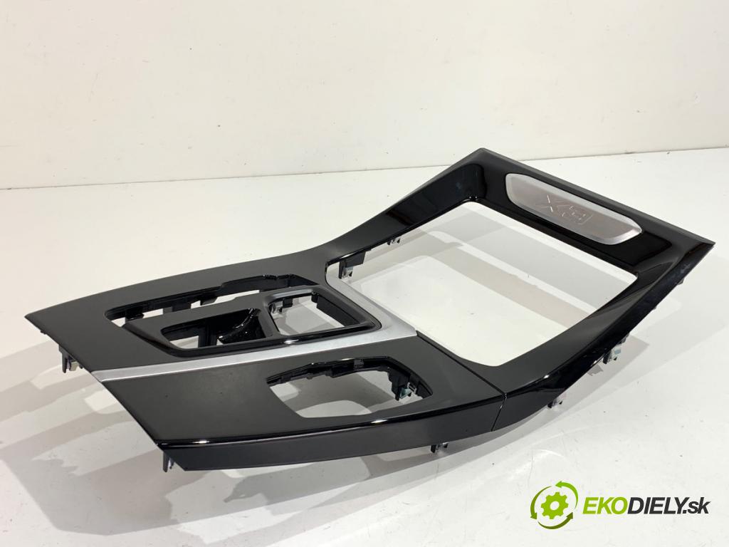 BMW G01 SUV 2020 135 kW xDrive 30 e Plug-in-Hybrid 1998 rámeček kryt 1111605