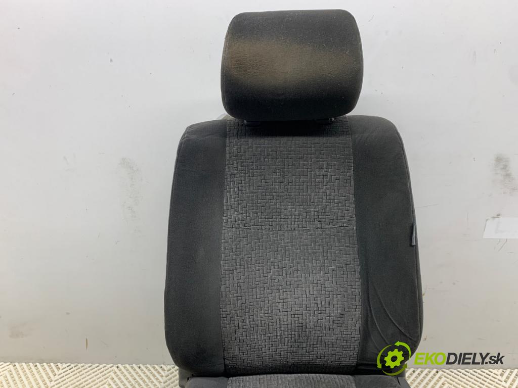TOYOTA LAND CRUISER J12 samochód terenowy zamknięty 2005 120 kW 3.0 D-4D (KDJ120, KDJ125) 2982 sedadlo levý přední část