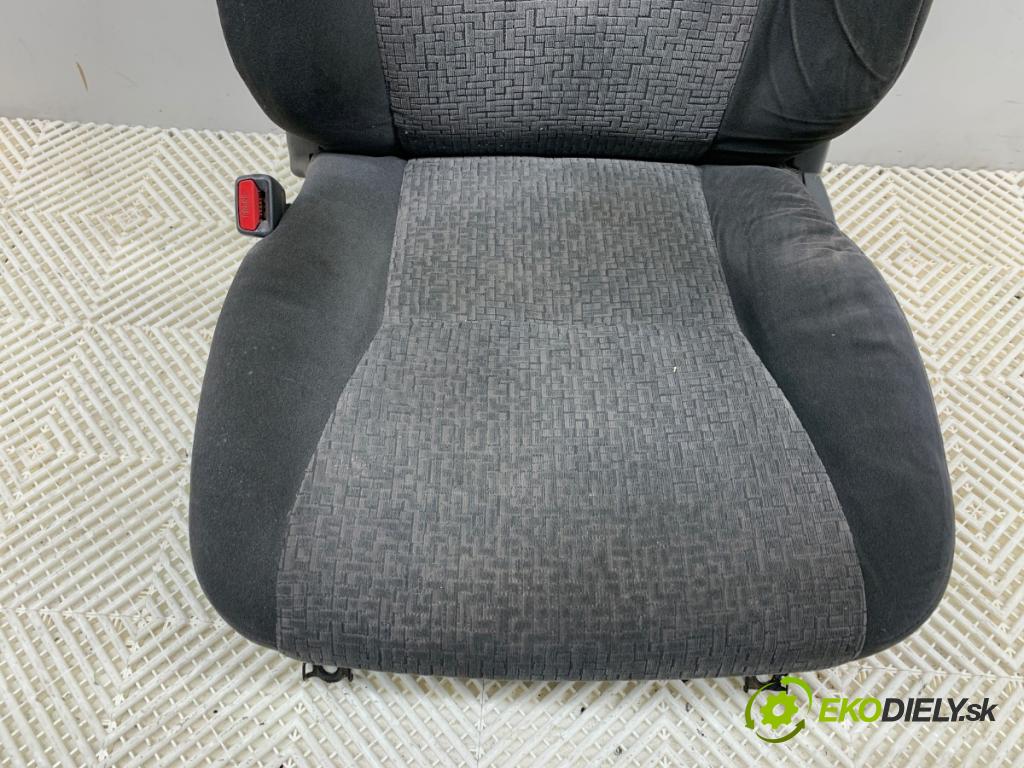 TOYOTA LAND CRUISER J12 samochód terenowy zamknięty 2005 120 kW 3.0 D-4D (KDJ120, KDJ125) 2982 sedadlo levý přední část