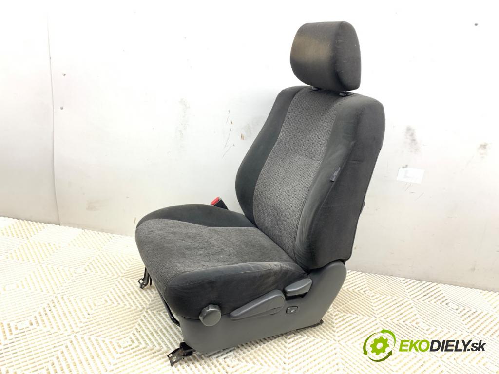 TOYOTA LAND CRUISER J12 samochód terenowy zamknięty 2005 120 kW 3.0 D-4D (KDJ120, KDJ125) 2982 sedadlo levý přední část