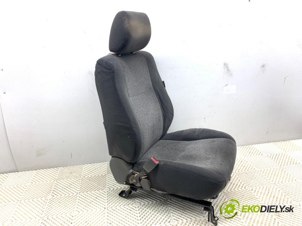 TOYOTA LAND CRUISER J12 samochód terenowy zamknięty 2005 120 kW 3.0 D-4D (KDJ120, KDJ125) 2982 sedadlo levý přední část