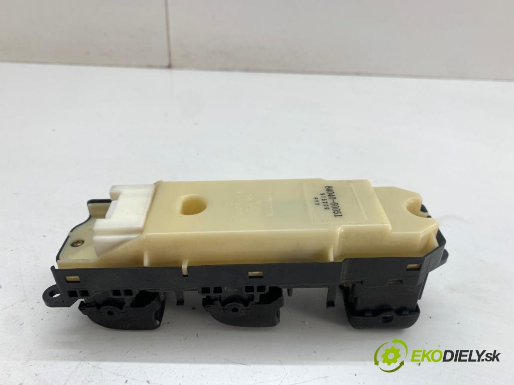TOYOTA LAND CRUISER J12 samochód terenowy zamknięty 2005 120 kW 3.0 D-4D (KDJ120, KDJ125) 2982 Prepínač okien 84040-60051 (Prepínacie páčky pod volantom)
