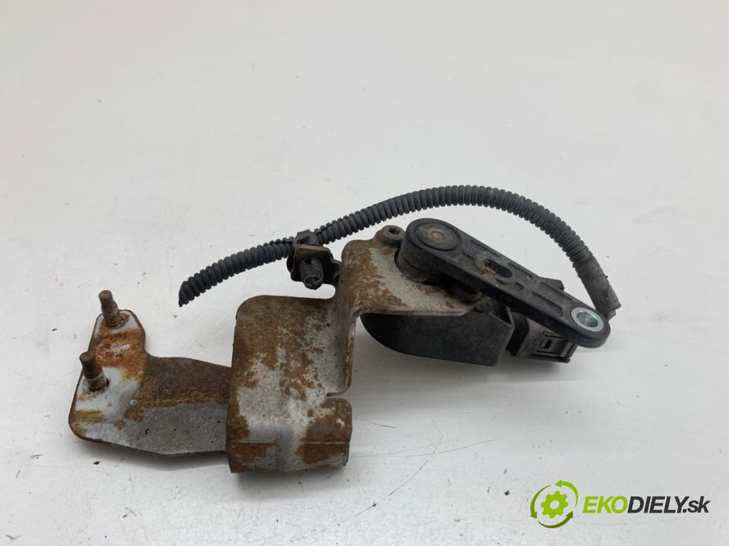 VOLVO V40 liftback 2012 84 kW D2 1560 snímač ÚROVEŇ: XENON pravý přední část 31340262