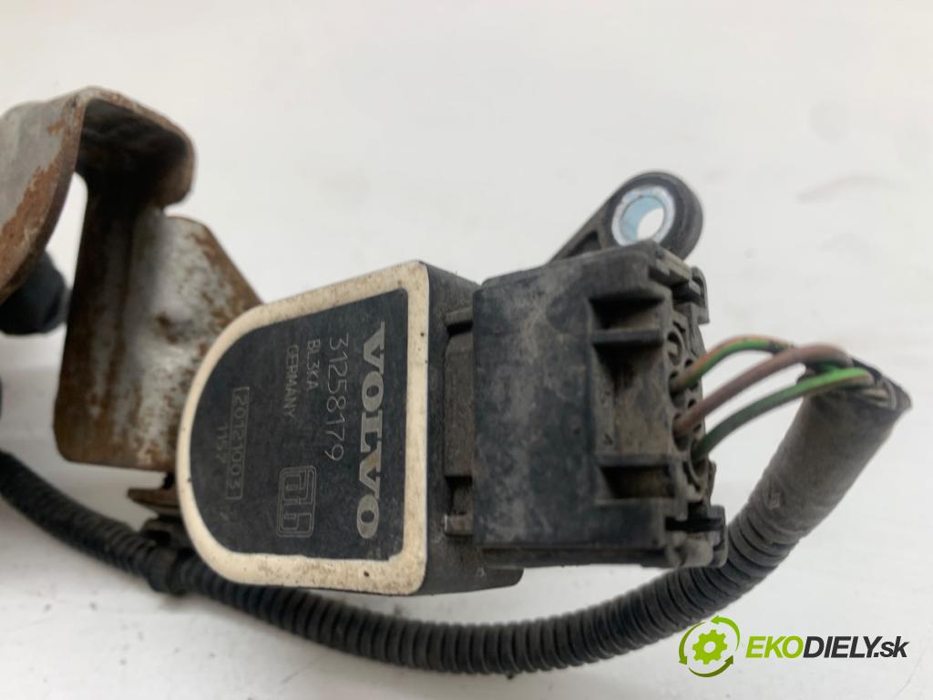 VOLVO V40 liftback 2012 84 kW D2 1560 snímač ÚROVEŇ: XENON pravý přední část 31340262