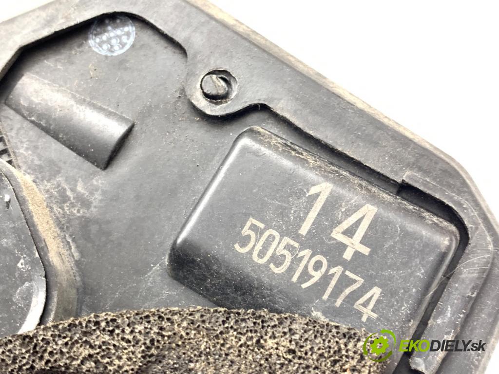 TOYOTA LAND CRUISER J12 samochód terenowy zamknięty 2005 120 kW 3.0 D-4D (KDJ120, KDJ125) 2982 zámok Dvere pravy zad