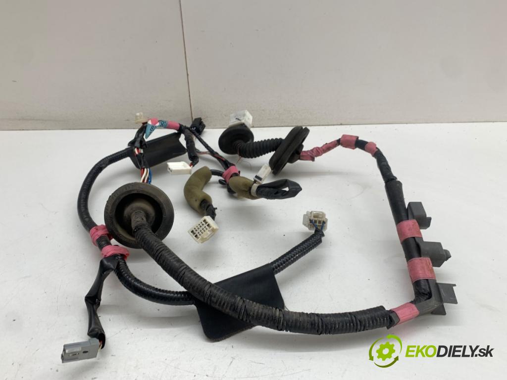 TOYOTA LAND CRUISER J12 samochód terenowy zamknięty 2005 120 kW 3.0 D-4D (KDJ120, KDJ125) 2982 Káblovačka Dvere zad pravy 8215360190