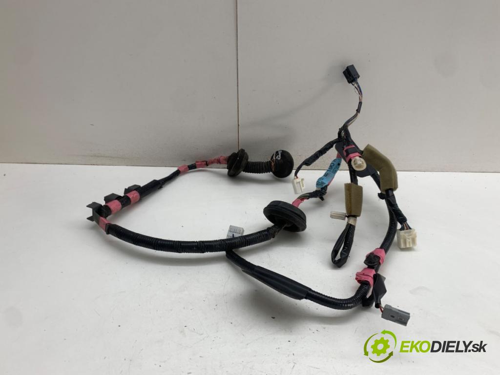 TOYOTA LAND CRUISER J12 samochód terenowy zamknięty 2005 120 kW 3.0 D-4D (KDJ120, KDJ125) 2982 Káblovačka Dvere zad pravy 8215360190