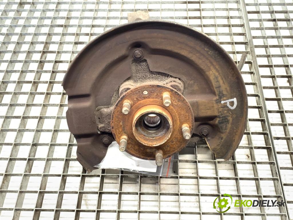 VOLVO V40 liftback 2012 84 kW D2 1560 náboj pravý přední část 