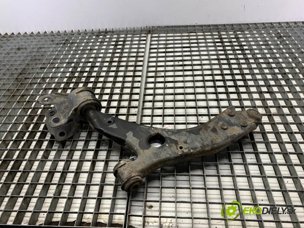 VOLVO V40 liftback 2012 84 kW D2 1560 Rameno pravy predný