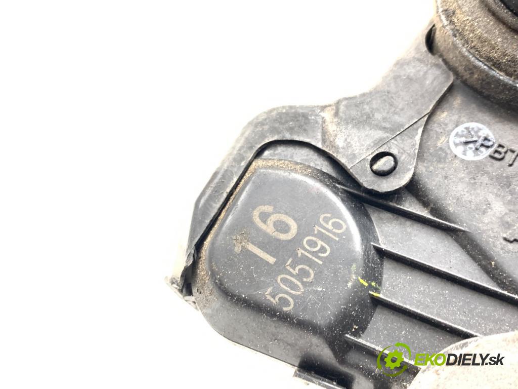 TOYOTA LAND CRUISER J12 samochód terenowy zamknięty 2005 120 kW 3.0 D-4D (KDJ120, KDJ125) 2982 zámok dveře levý přední část