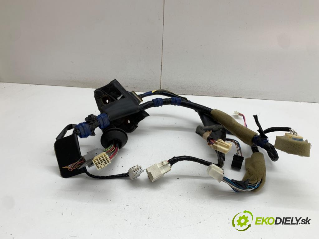 TOYOTA LAND CRUISER J12 samochód terenowy zamknięty 2005 120 kW 3.0 D-4D (KDJ120, KDJ125) 2982 Káblovačka Dvere predný ľavy 8215260450
