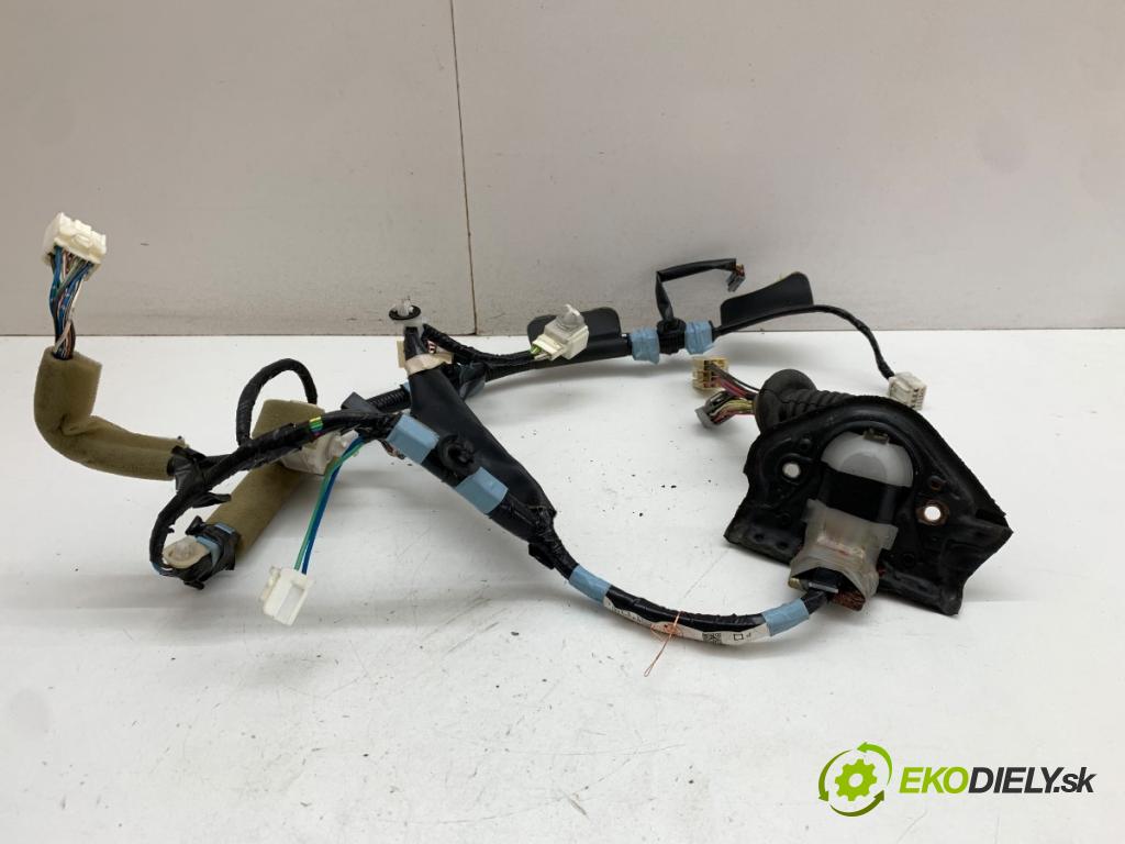 TOYOTA LAND CRUISER J12 samochód terenowy zamknięty 2005 120 kW 3.0 D-4D (KDJ120, KDJ125) 2982 Káblovačka Dvere predný pravy 8215160510