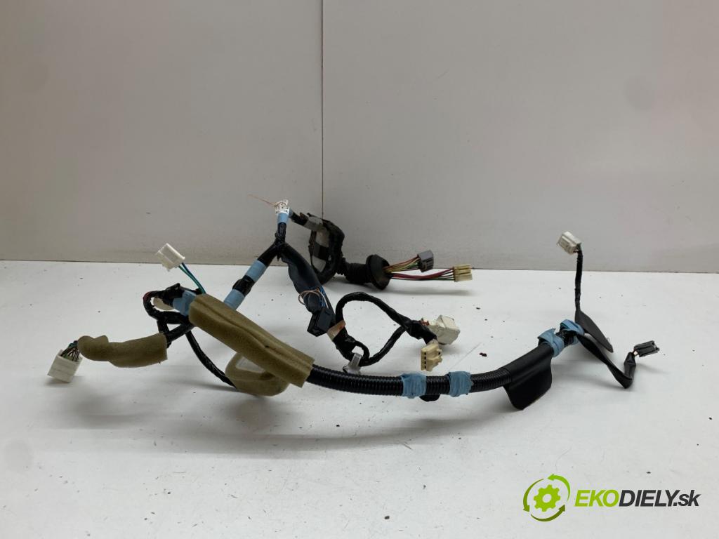 TOYOTA LAND CRUISER J12 samochód terenowy zamknięty 2005 120 kW 3.0 D-4D (KDJ120, KDJ125) 2982 Káblovačka Dvere predný pravy 8215160510