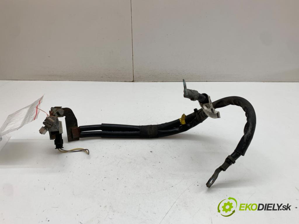 VOLVO V40 liftback 2012 84 kW D2 1560 svorka MINUS: 31328485