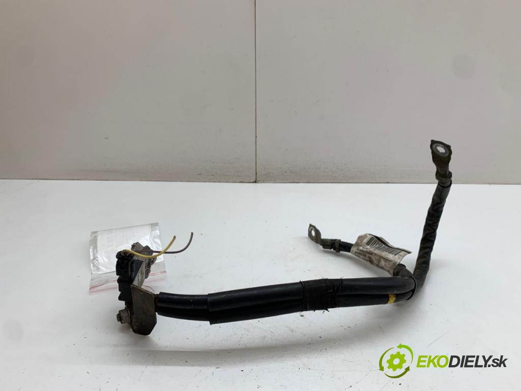 VOLVO V40 liftback 2012 84 kW D2 1560 svorka MINUS: 31328485