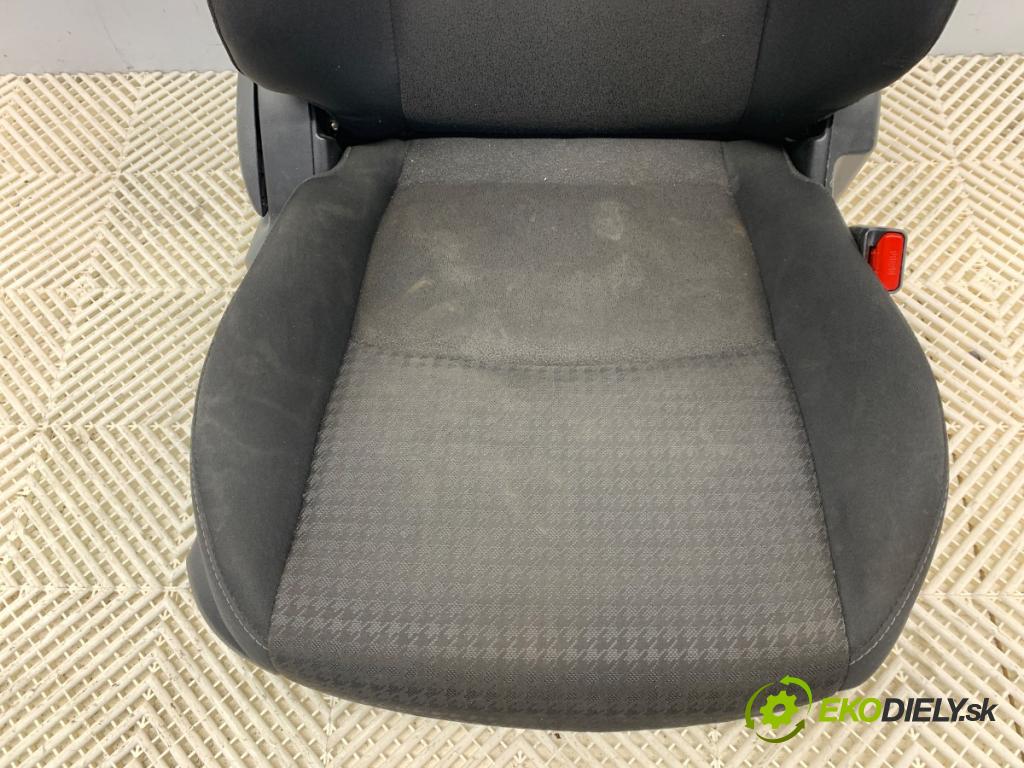 MAZDA 2 DL liftback 2018 66 kW 1.5 SKYACTIV-G 1496 sedadlo pravý přední část