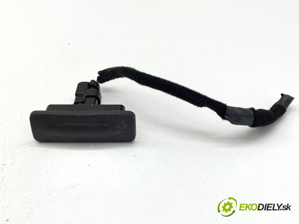 HYUNDAI i30 liftback 2012 73 kW 1.4 1396 klika dveří zadní část 