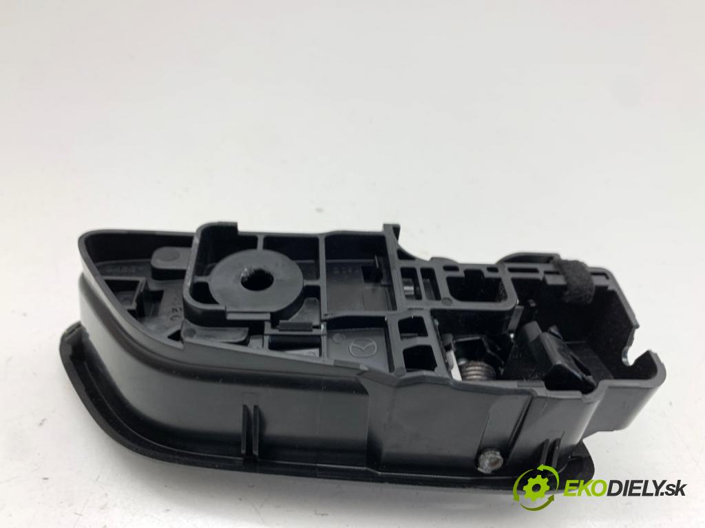MAZDA 2 DL liftback 2018 66 kW 1.5 SKYACTIV-G 1496 Kľučka vnútorná ľavy zad
