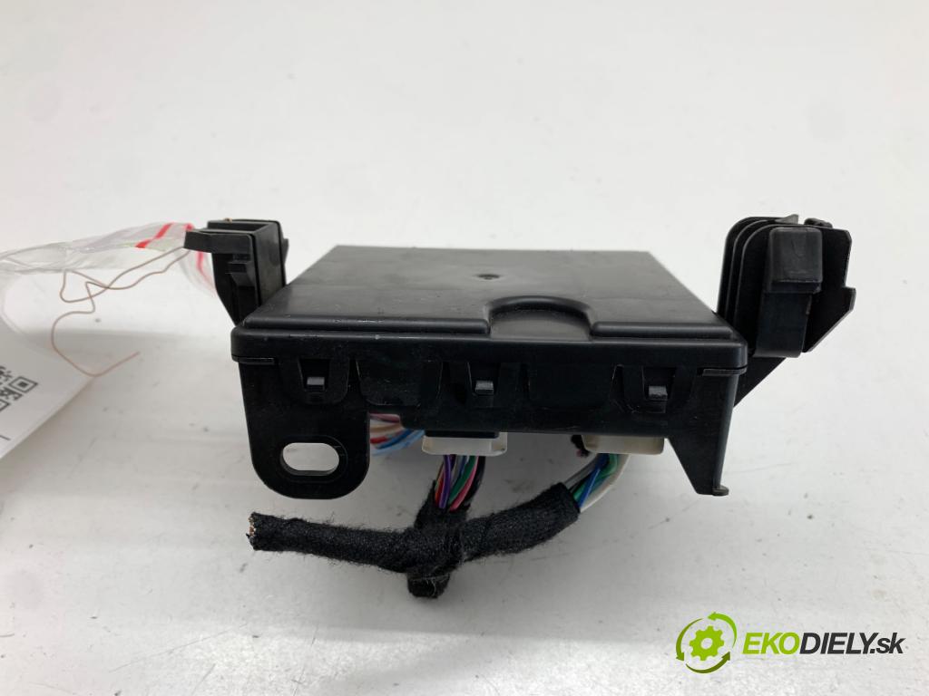 MAZDA 2 DL liftback 2018 66 kW 1.5 SKYACTIV-G 1496 Modul komfortu D10A-675Z0-B (Modul komfortu)