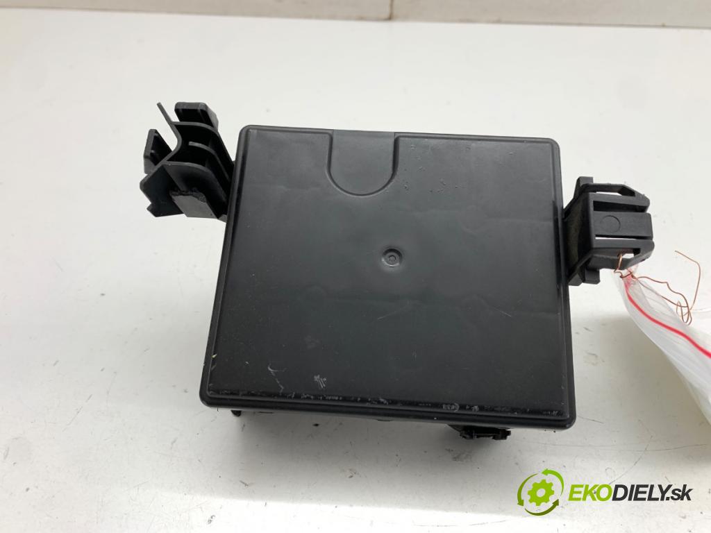 MAZDA 2 DL liftback 2018 66 kW 1.5 SKYACTIV-G 1496 Modul komfortu D10A-675Z0-B (Modul komfortu)
