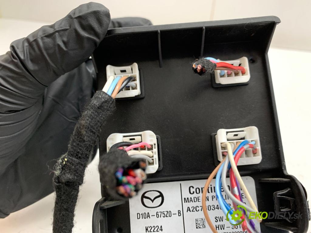MAZDA 2 DL liftback 2018 66 kW 1.5 SKYACTIV-G 1496 Modul komfortu D10A-675Z0-B (Modul komfortu)