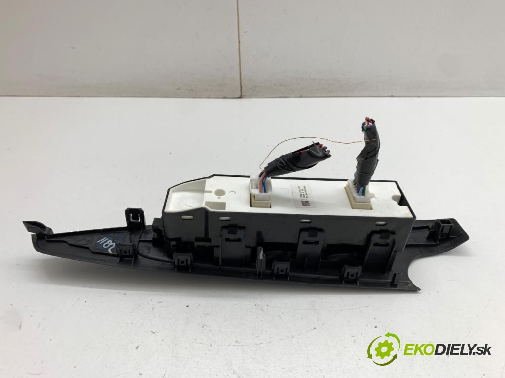 MAZDA 2 DL liftback 2018 66 kW 1.5 SKYACTIV-G 1496 Prepínač okien DG3T-66350 (Prepínacie páčky pod volantom)