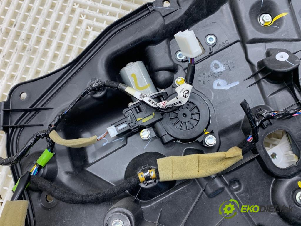 MAZDA 2 DL liftback 2018 66 kW 1.5 SKYACTIV-G 1496 mechanismus okna pravý přední část DA6C5897X