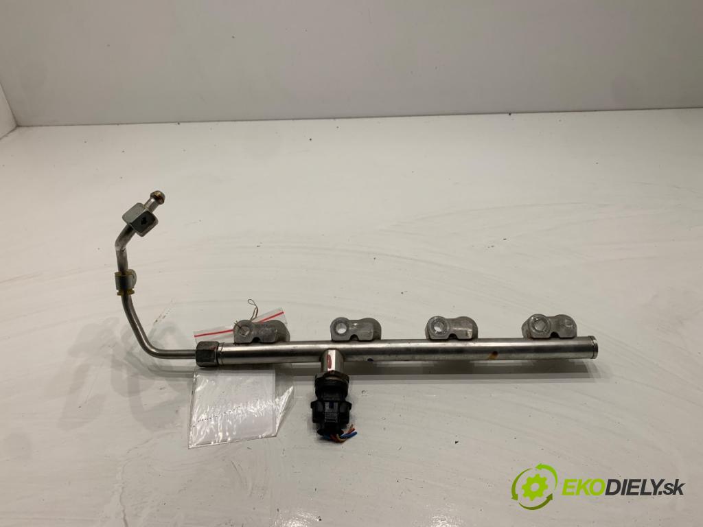 SUZUKI SX4 liftback 2019 103 kW 1.4 T (AKK 414) 1373 Lišta vstrekovacia (Vstrekovacia lišta)