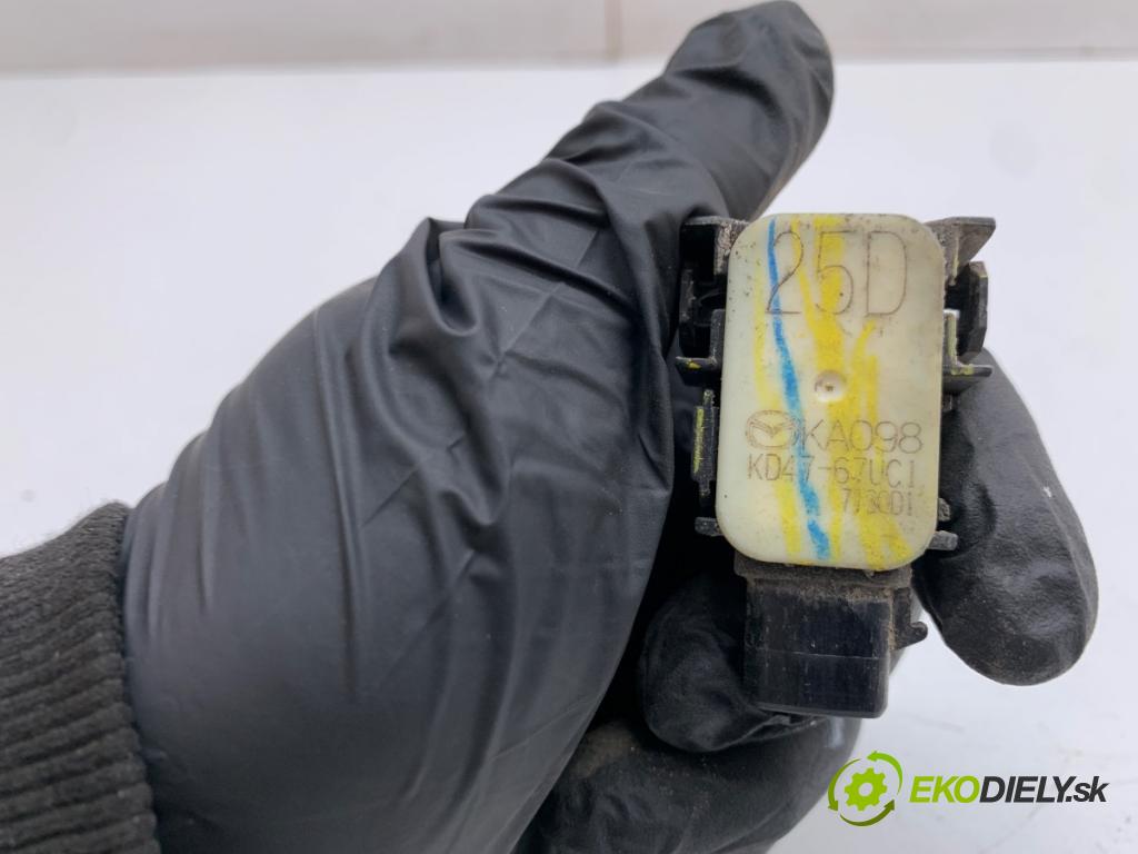 MAZDA 2 DL liftback 2018 66 kW 1.5 SKYACTIV-G 1496 snímač PDC KD47-67UC1