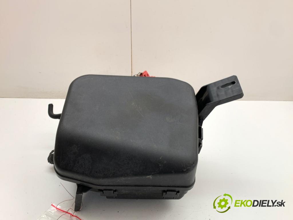 MAZDA 2 DL liftback 2018 66 kW 1.5 SKYACTIV-G 1496 Skrinka poistková DB5J-66767 (Poistková skrinka)