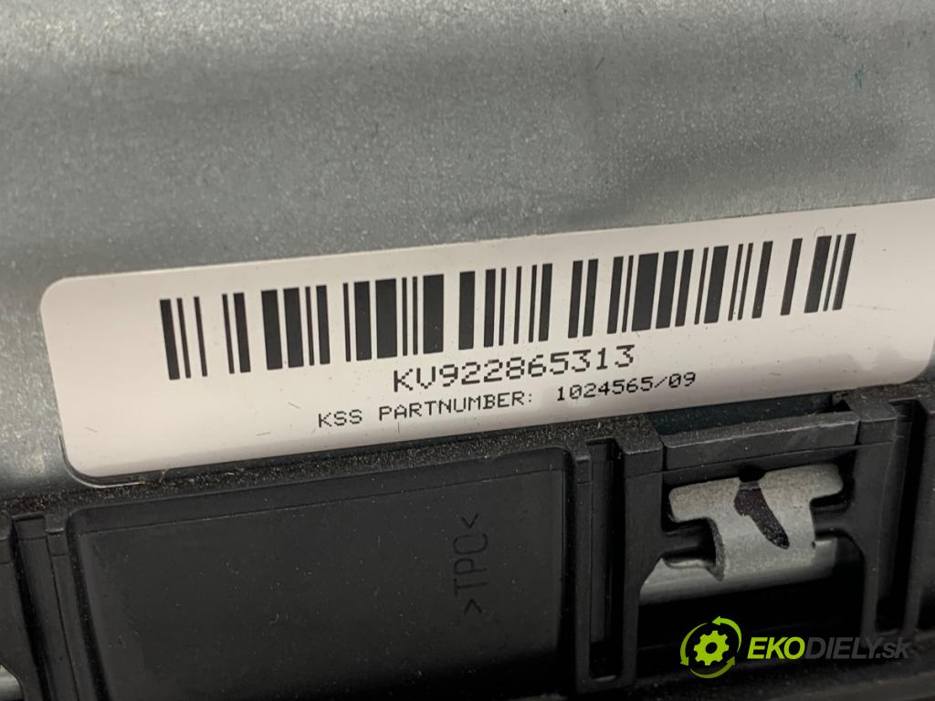 BMW F30 sedan 2015 225 kW 335 i xDrive 2979 AirBag koleno: 9228653