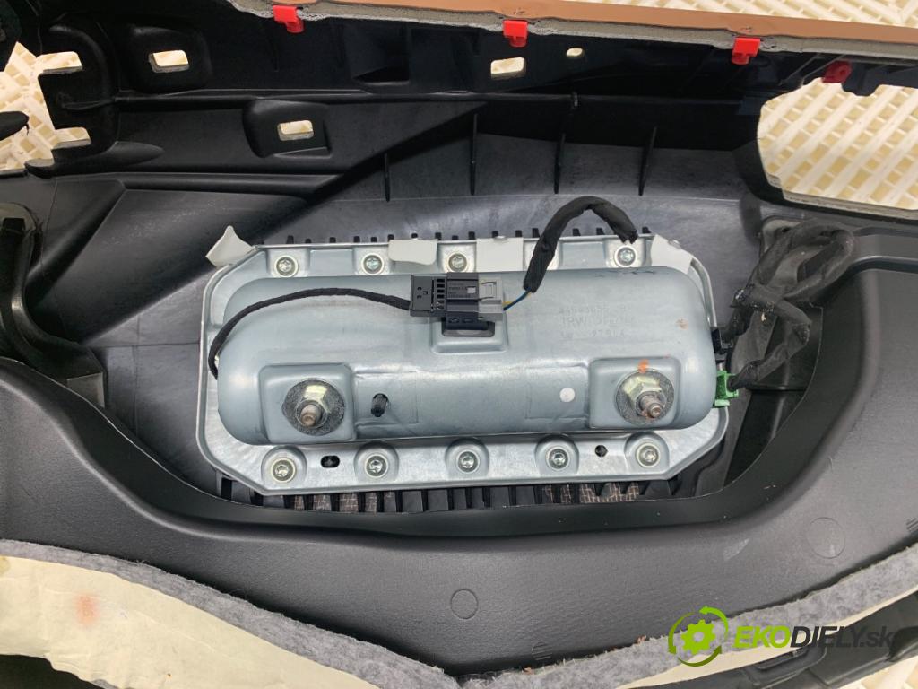 BMW F30 sedan 2015 225 kW 335 i xDrive 2979 palubní doska (Palubní deska)
