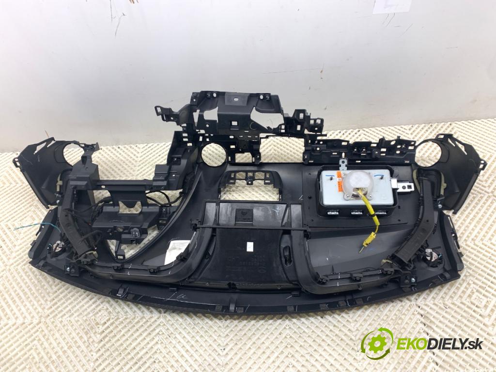 MAZDA 2 DL liftback 2018 66 kW 1.5 SKYACTIV-G 1496 palubní doska POLŠTÁŘ: spolujezdce