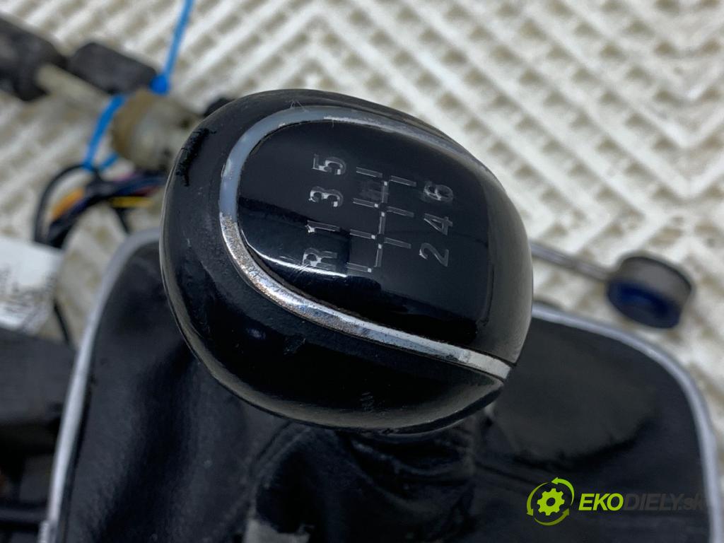 OPEL INSIGNIA A Kombi 2009 96 kW 2.0 CDTI (35) 1956 Kulisa 55563829 (Rýchlostná páka (kulisa))