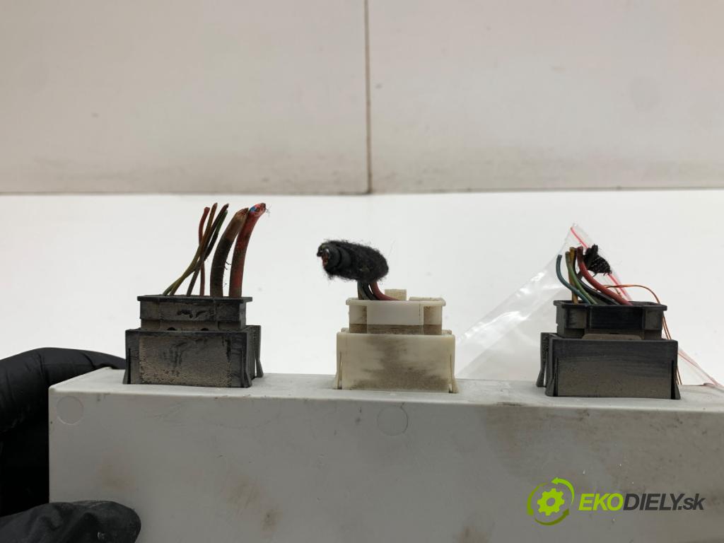 BMW F01 sedan 2010 240 kW 740 i, Li 2979 Modul dverí kufor 7232482
