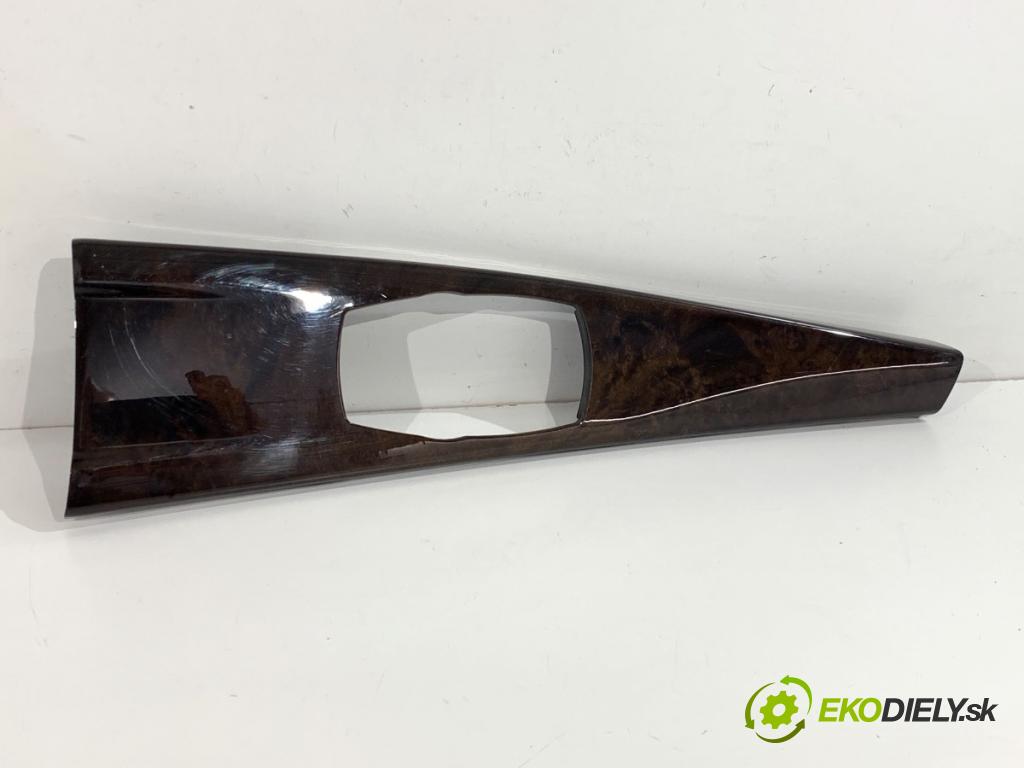 BMW F30 sedan 2015 225 kW 335 i xDrive 2979 lišty kryt 9249116 (Lišta)